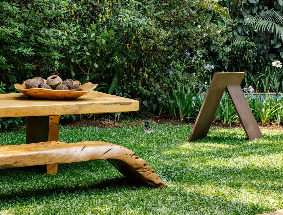 No jardim do Casa Vogue Experience 2022, a mesa Cutiaia, de madeira de pequi, de Hugo França, é um dos destaques do espaço — Foto: Fran Parente