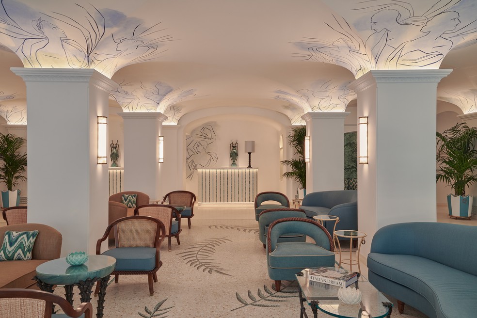 O foyer, com projeto de interiores de Francis Sultana, explora os tons de azul e verde, reverberando as nuances naturais da ilha de Capri — Foto: Giulio Ghiardi