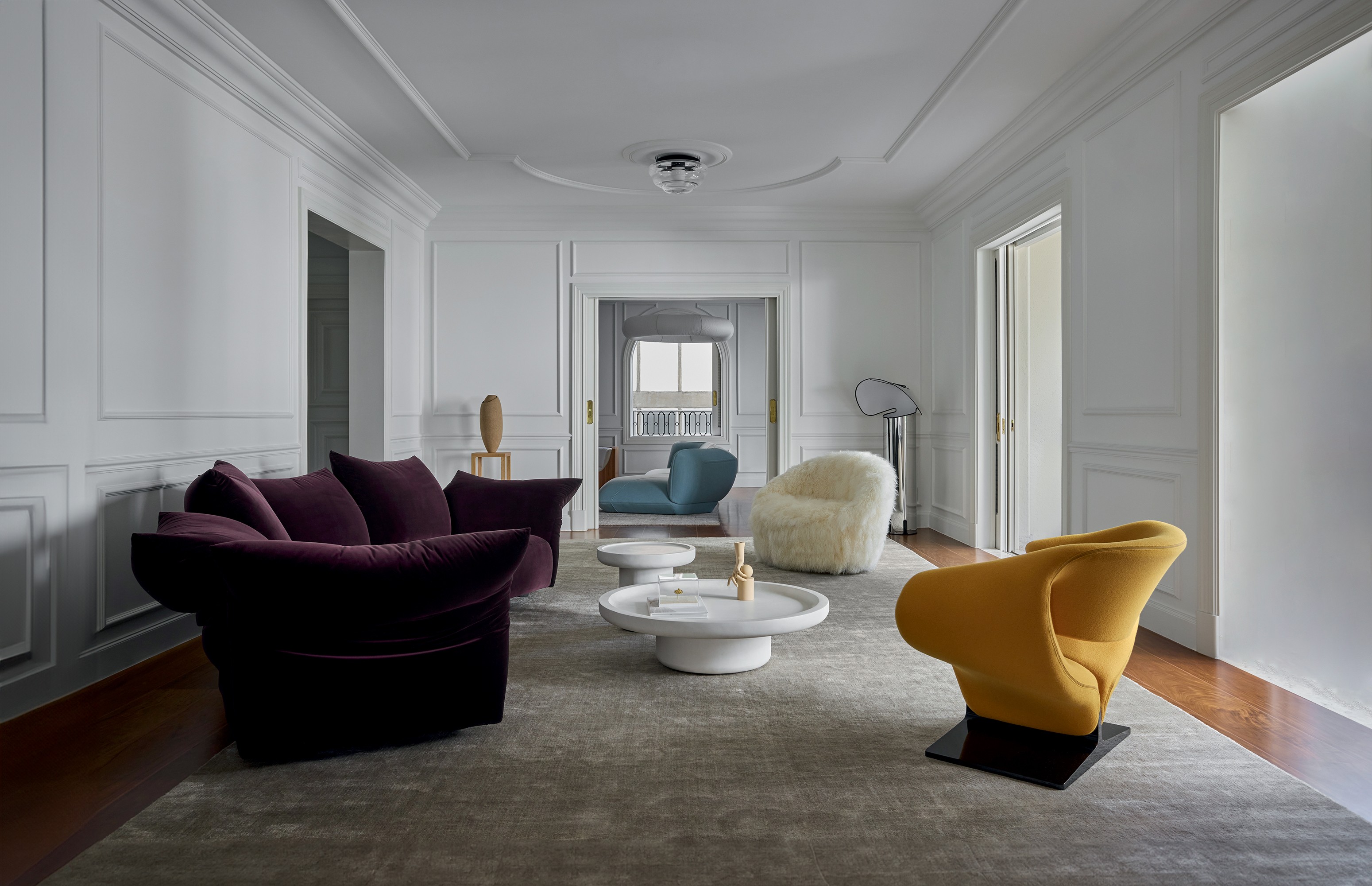 Menos é mais em apartamento minimalista e com ícones do design