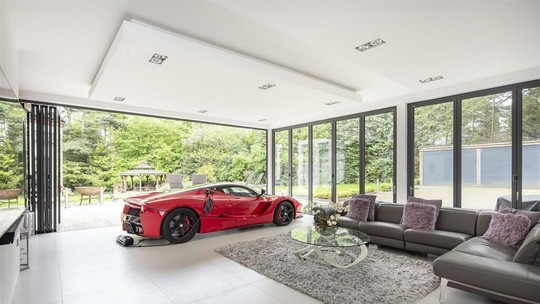 Avaliada em R$ 15 milhões, mansão de luxo tem Ferrari estacionada na sala de estar