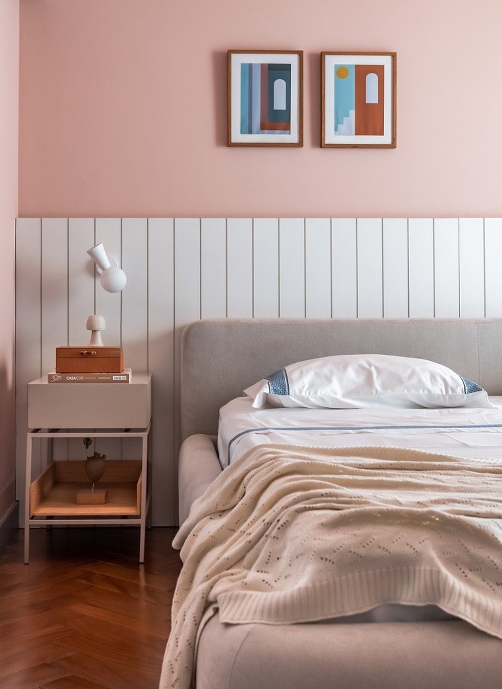 Quarto com parede em tom de pêssego assinado pelo escritório Mari Milani — Foto: Erika Urbino