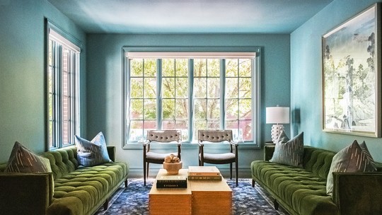Cores vibrantes e mix de texturas renovam casa americana dos anos 1930