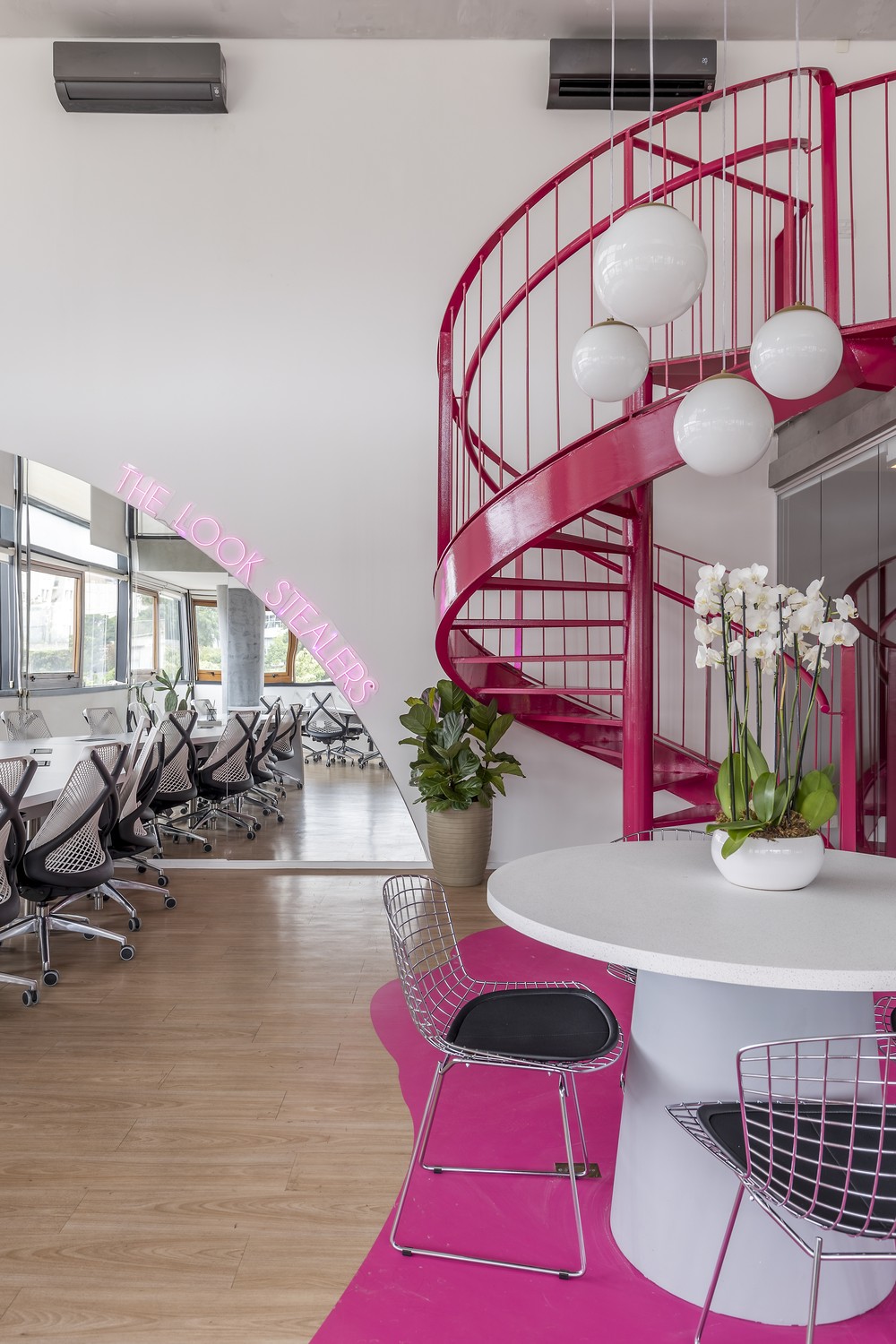 Décor do dia: escritório com escada rosa e espaço amplo integrado