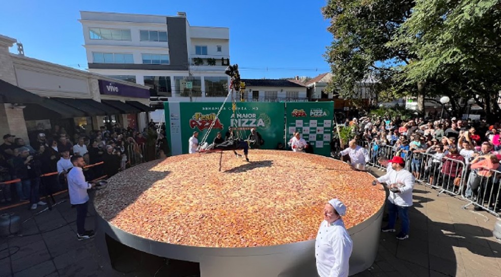 Cidade gaúcha bate recorde com a maior pizza do Brasil  — Foto: Festipizza