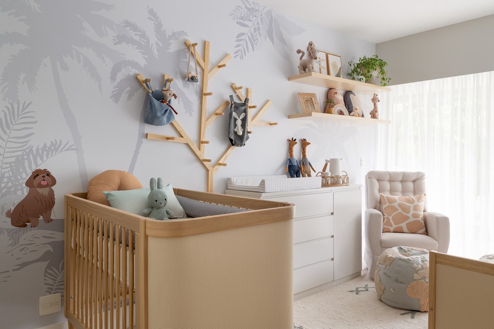 Décor do dia: quarto de bebê com cores claras, madeira e papel de ...