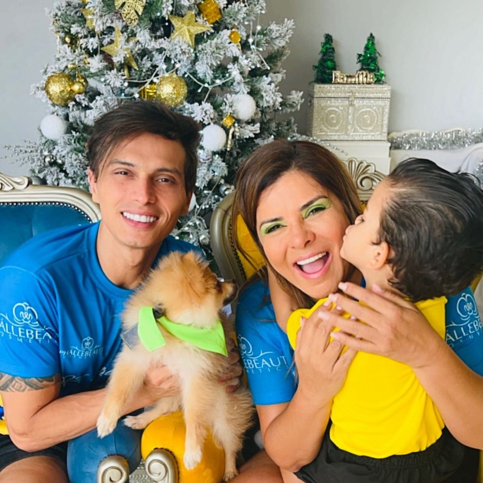 Mara Maravilha com o marido, Gabriel Torres, o filho, Miguel Benjamin, e a cadelinha, Aleluia — Foto: Reprodução/Instagram