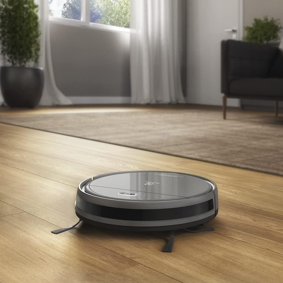 Aspirador de pó robô Electrolux ERB30 com função de varrer, aspirar e passar pano automatiza a limpeza da casa e traz mais praticidade para a rotina — Foto: Divulgação
