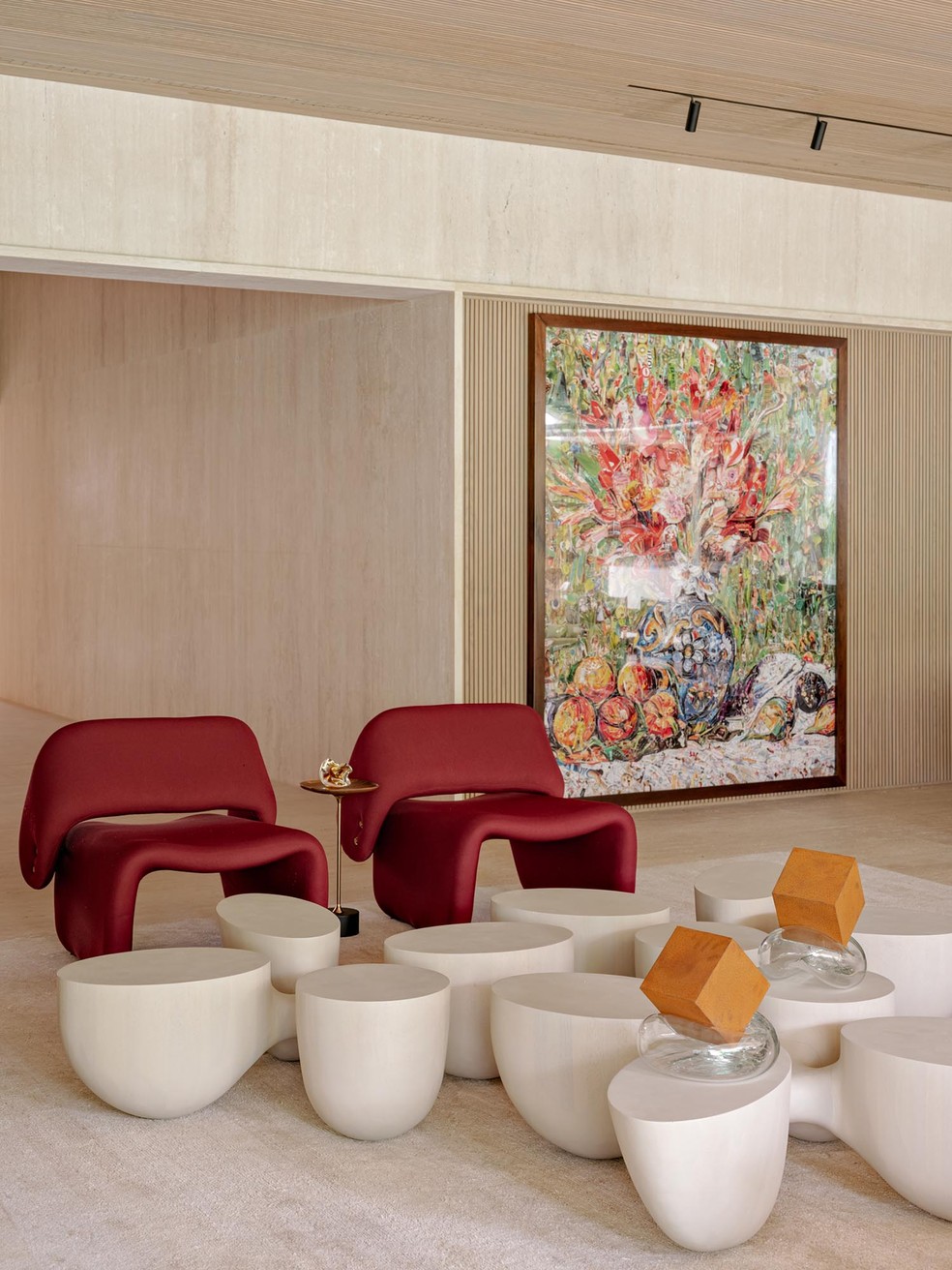 A arquitta Fernanda Marques gosta de usar luminária de trilho em áreas sociais, onde a luz precisa dialogar com as obras de arte, texturas e volumes arquitetônicos — Foto: Fran Parente