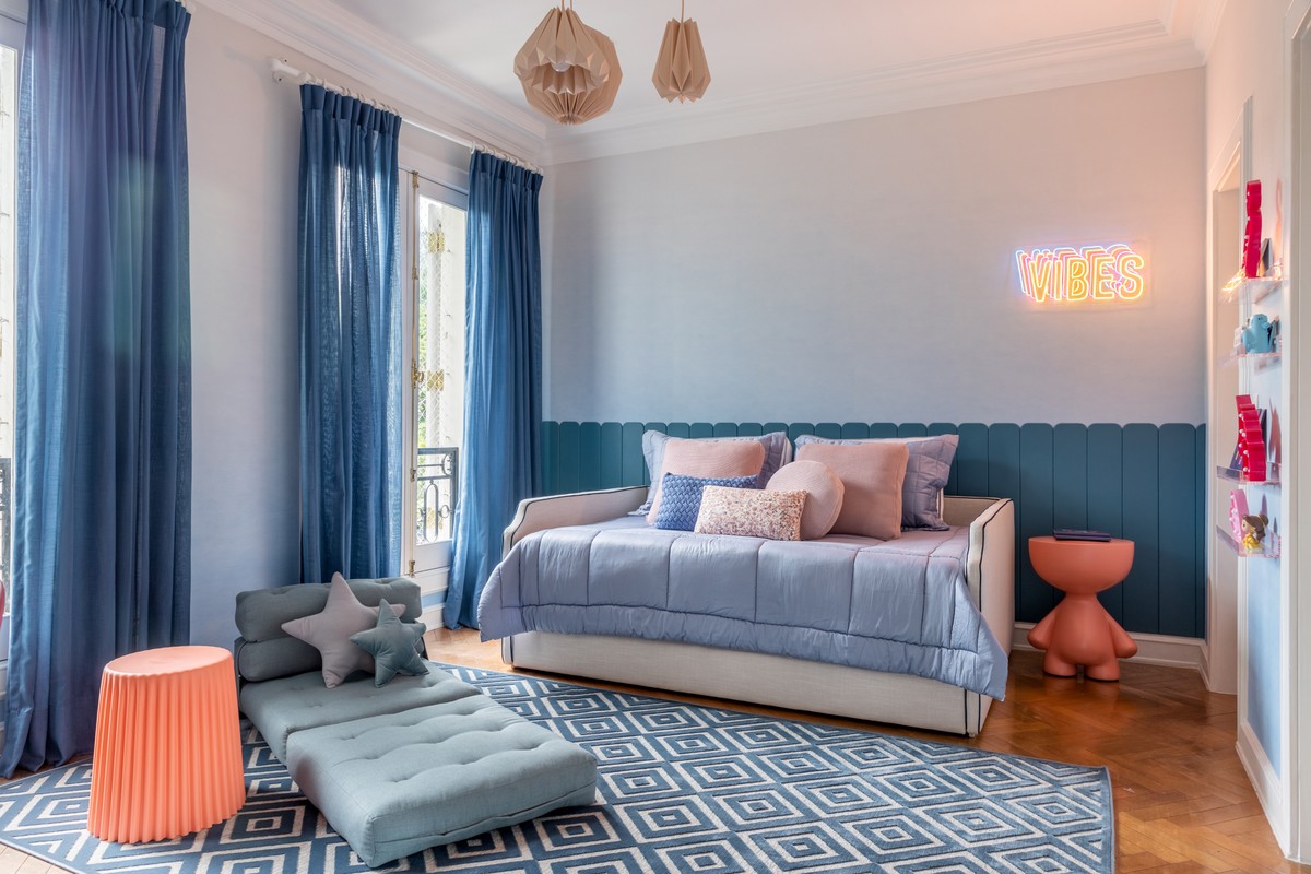 Décor do dia: quarto azul de pré-adolescente tem penteadeira e futon