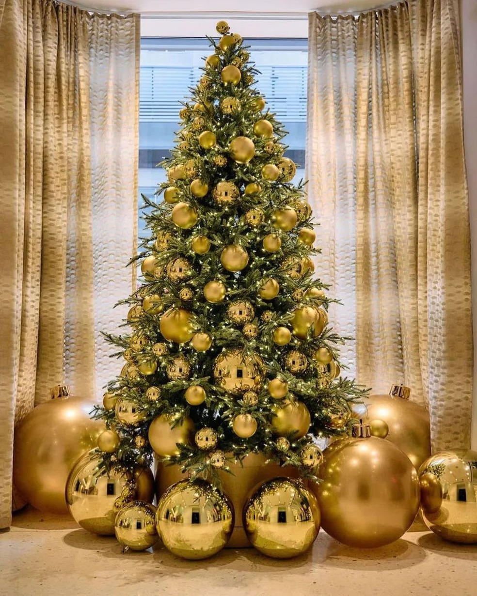 Bolas de Natal de variados tamanhps fazem parte da decoração — Foto: Reprodução/Instagram