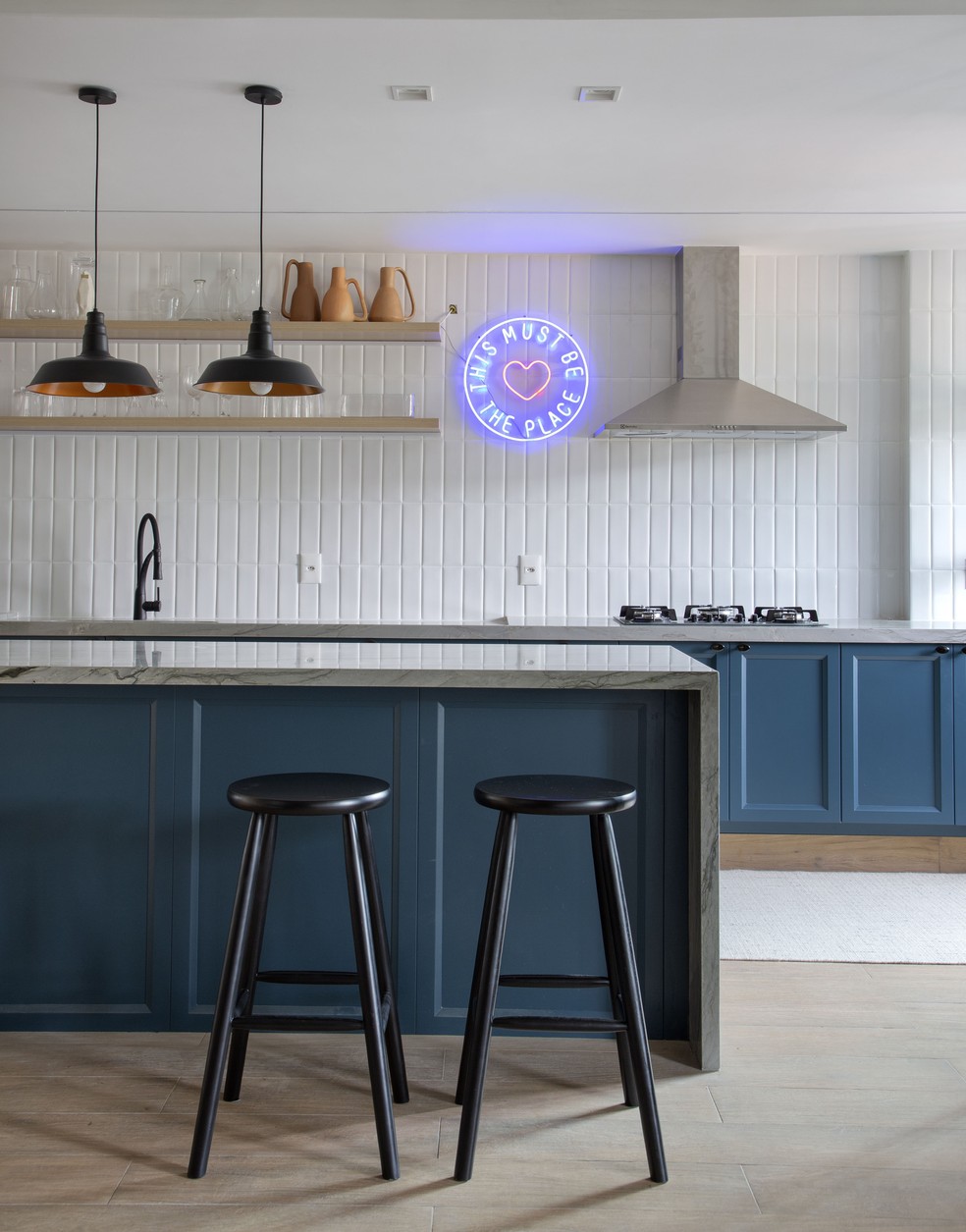 Cor azul-petróleo: 10 ideias de decoração com o tom elegante