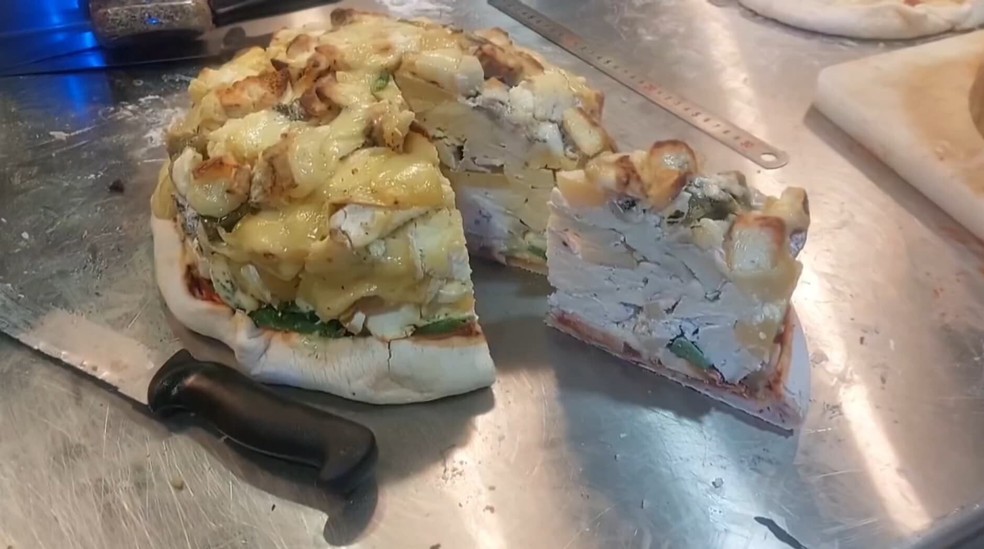 Pizza com 1.001 tipos de queijo viraliza por aparência — Foto: Reprodução/ Déliss’ Pizza
