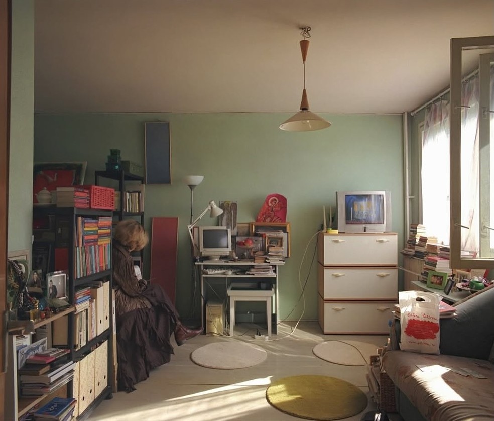 10 apartamentos idênticos com interiores personalizados são tema de série fotográfica — Foto: Bogdan Gîrbovan