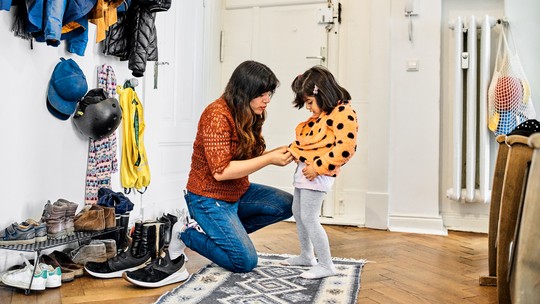 Você tira os sapatos ao chegar em casa? Entenda como o hábito pode mudar sua vida