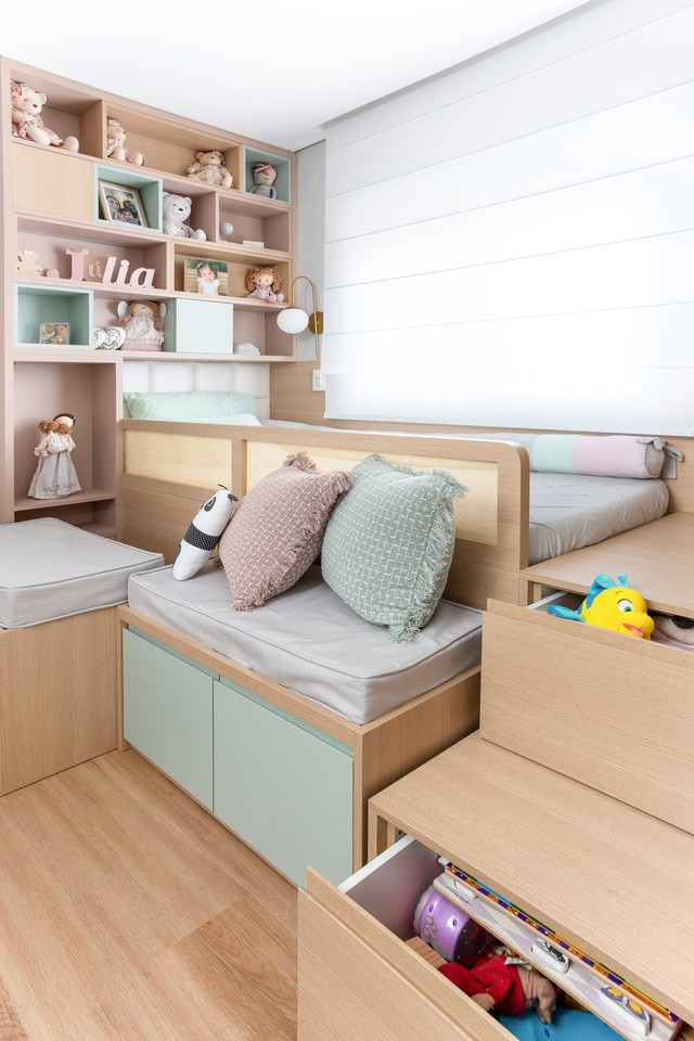 Décor do dia: quarto infantil com nichos e gavetas nos degraus