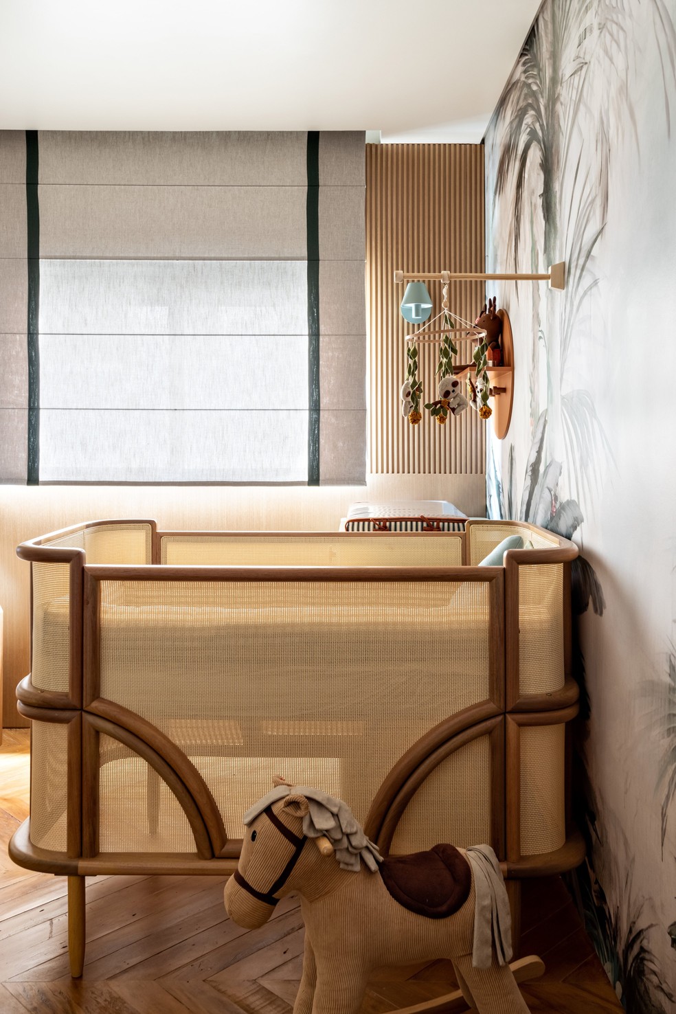 Décor do dia: quarto de bebê com móveis em palhinha e papel de parede ...
