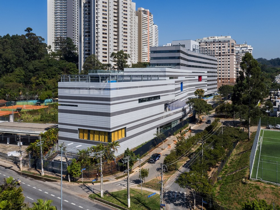 O bloco adjacente (à frente) abrange vários espaços de convivência e forma um conjunto arquitetônico único com o edifício principal — Foto: Pedro Mascaro/Divulgação
