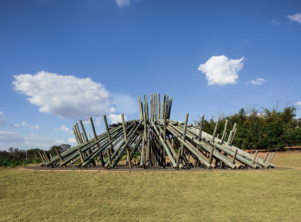 Vista ampla do pavilhão de eucalipto revela sua forma que faz lembrar tanto habitações indígenas quanto a Catedral de Brasília, criada por Oscar Niemeyer — Foto: Filippo Bamberghi