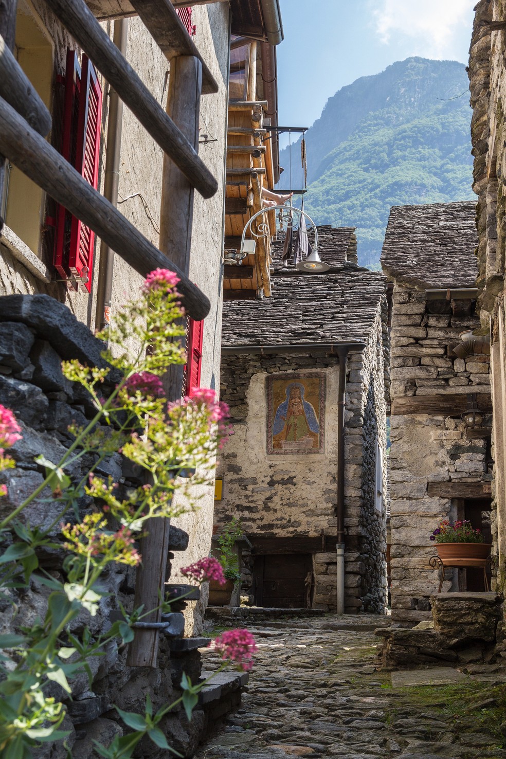 Vielas e becos de Corippo, a cidade medieval da Suíça que corre o risco de desaparecer — Foto: Getty Images