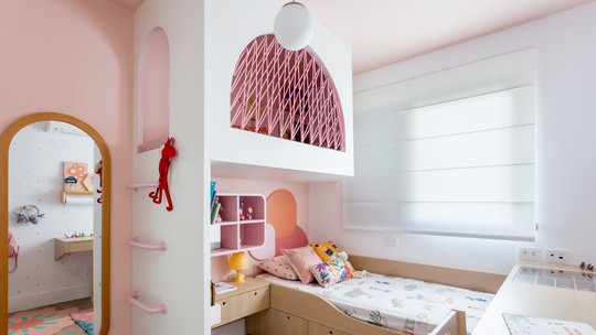 Décor do dia: quarto infantil rosa com cama no mezanino