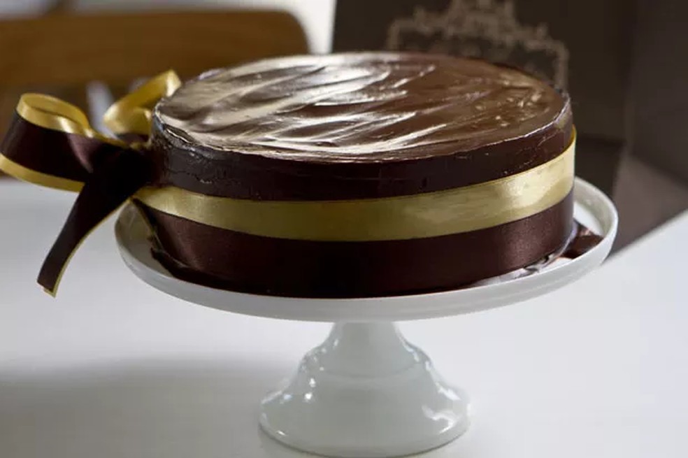 Além de bonita, esta torta de chocolate tem sabor caprichado no recheio e cobertura — Foto: Reprodução