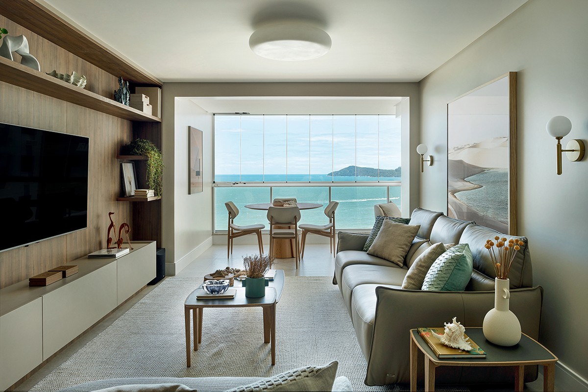 Apartamento de 170 m² exibe decoração praiana e paleta com tons suaves