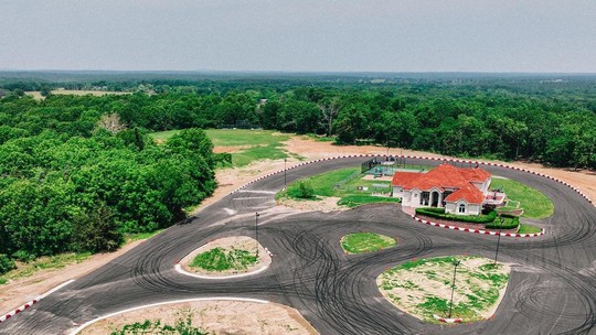 Mansão Drift fica em terreno de 242 mil m² e tem pista com curvas nos EUA