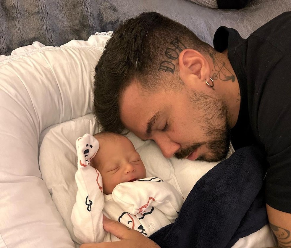 Lipe Ribeiro posa o filho Dom no bercinho do quarto do bebê — Foto: Reprodução/Instagram