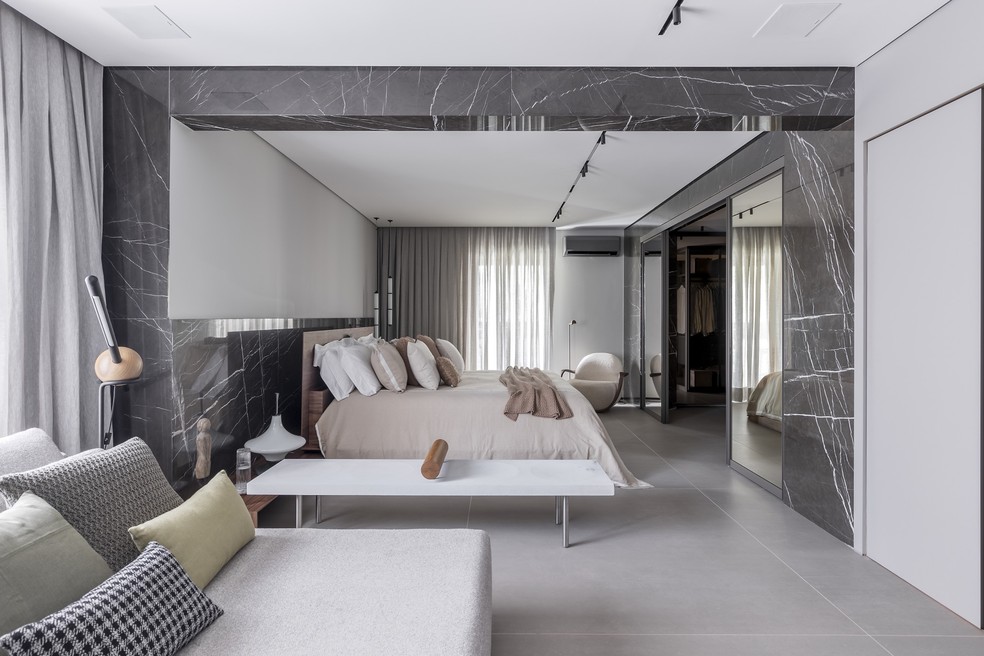 Duas suites foram integradas para criar uma suíte master ainda mais espaçosa para o casal de moradores — Foto: Rafael Renzo