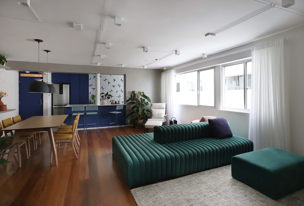 No estar, o sofá modular verde é a grande estrela — Foto: Mariana Orsi