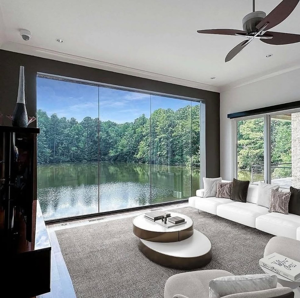 Avaliada em R$ 53 milhões, casa isolada à beira de lago nos EUA tem interiores surpreendentes — Foto: Divulgação/Real Estate