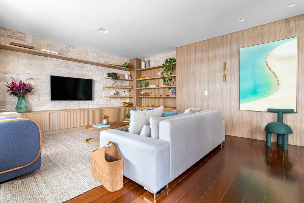 Décor do dia: sala com placas de travertino rústico e parede de pedra