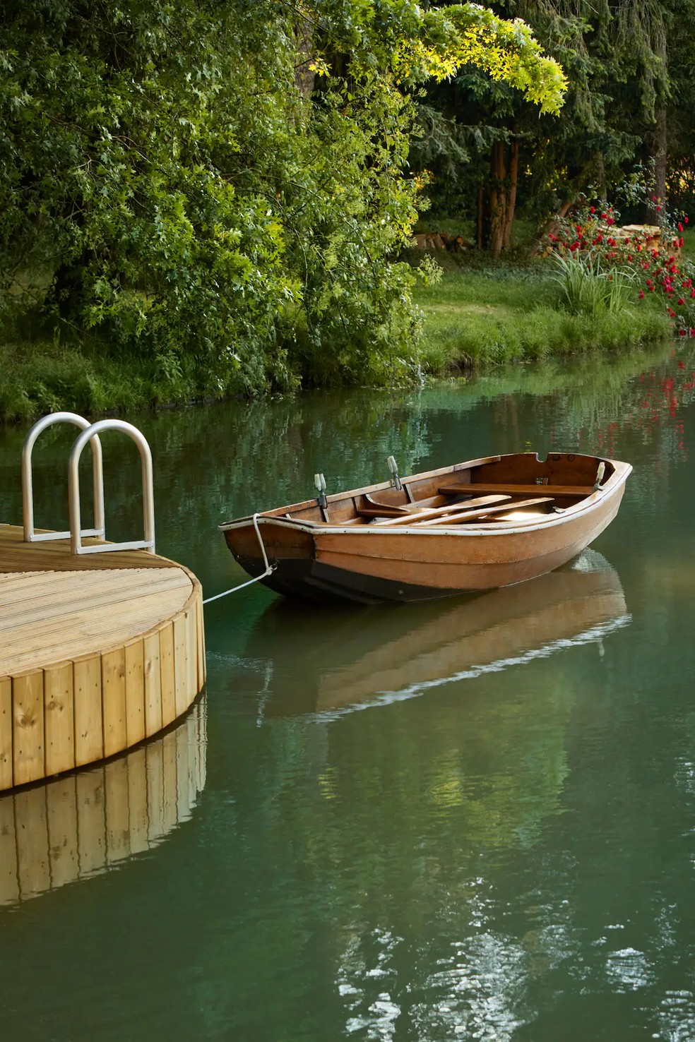Barco que é utilizado para passeio no lago onde Coubertin se inspirou e se apaixonou pelo remo  — Foto: Claudia Zalla/Divulgação