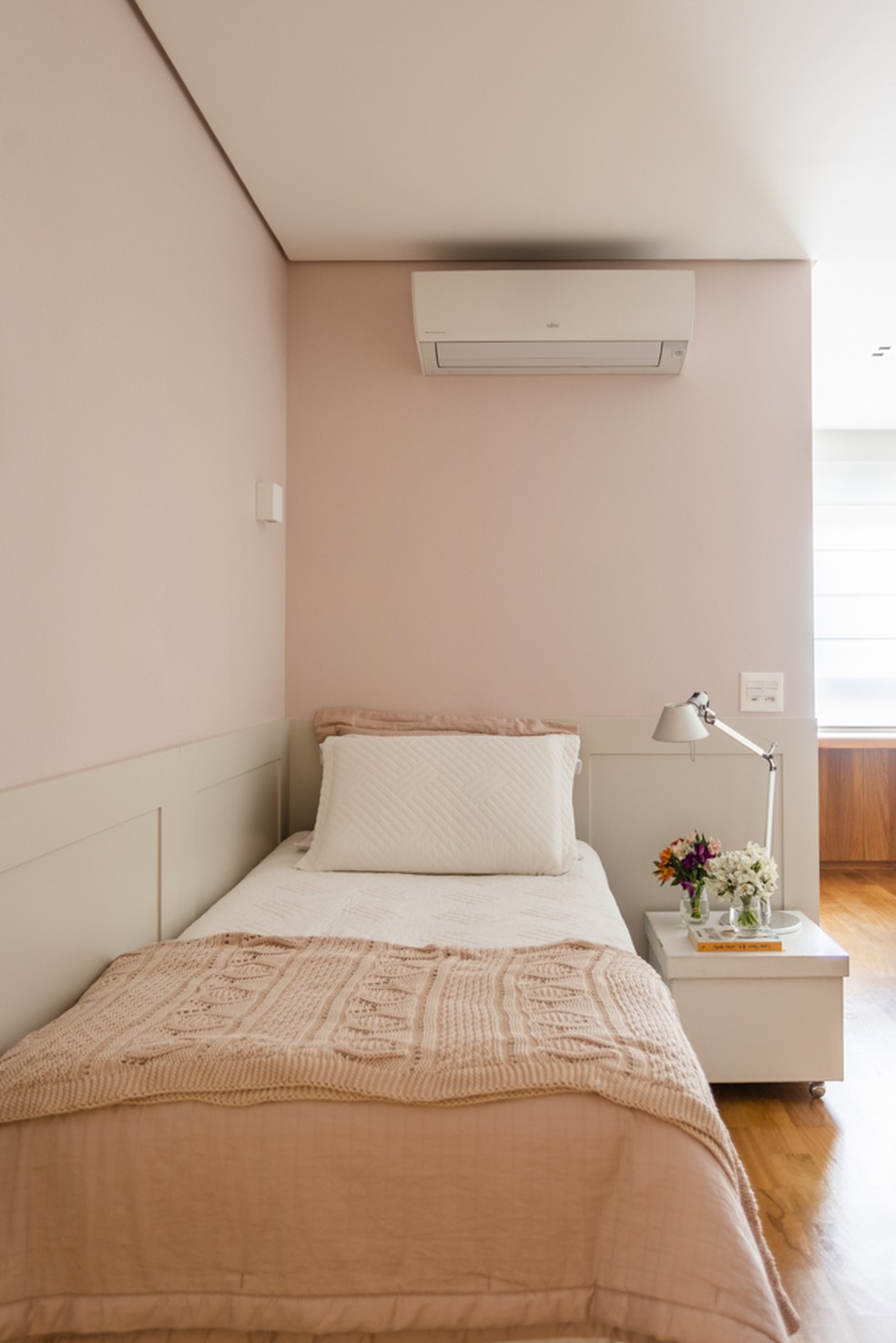 No quarto da menina, paredes foram revestidas de tinta rosa, que também tingem toda a roupa de cama — Foto: Thiago Travesso