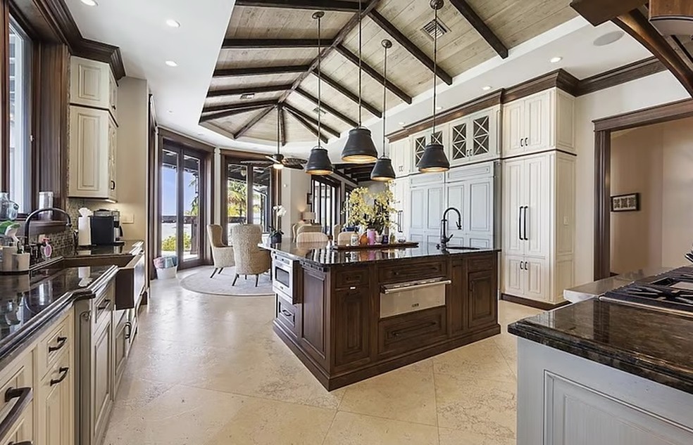 Sydney Sweeney tem casa de praia com 6 quartos, 8 banheiros e adega — Foto: Realtor