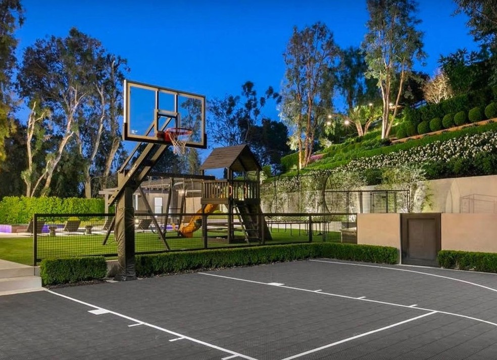 Quadra de basquete foi construída na área externa da casa do jogador de futebol americano Jalen Ramsey — Foto: Divulgação