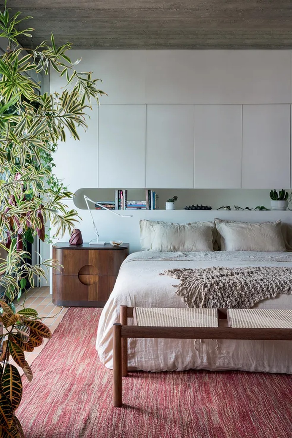 Suíte principal da casa de Guto Requena e Hugo Caetano — Foto: Filippo Bamberghi