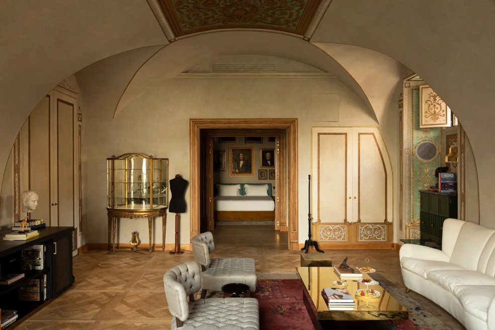 Sala com móveis mid-century — Foto: Mattia Aquila
