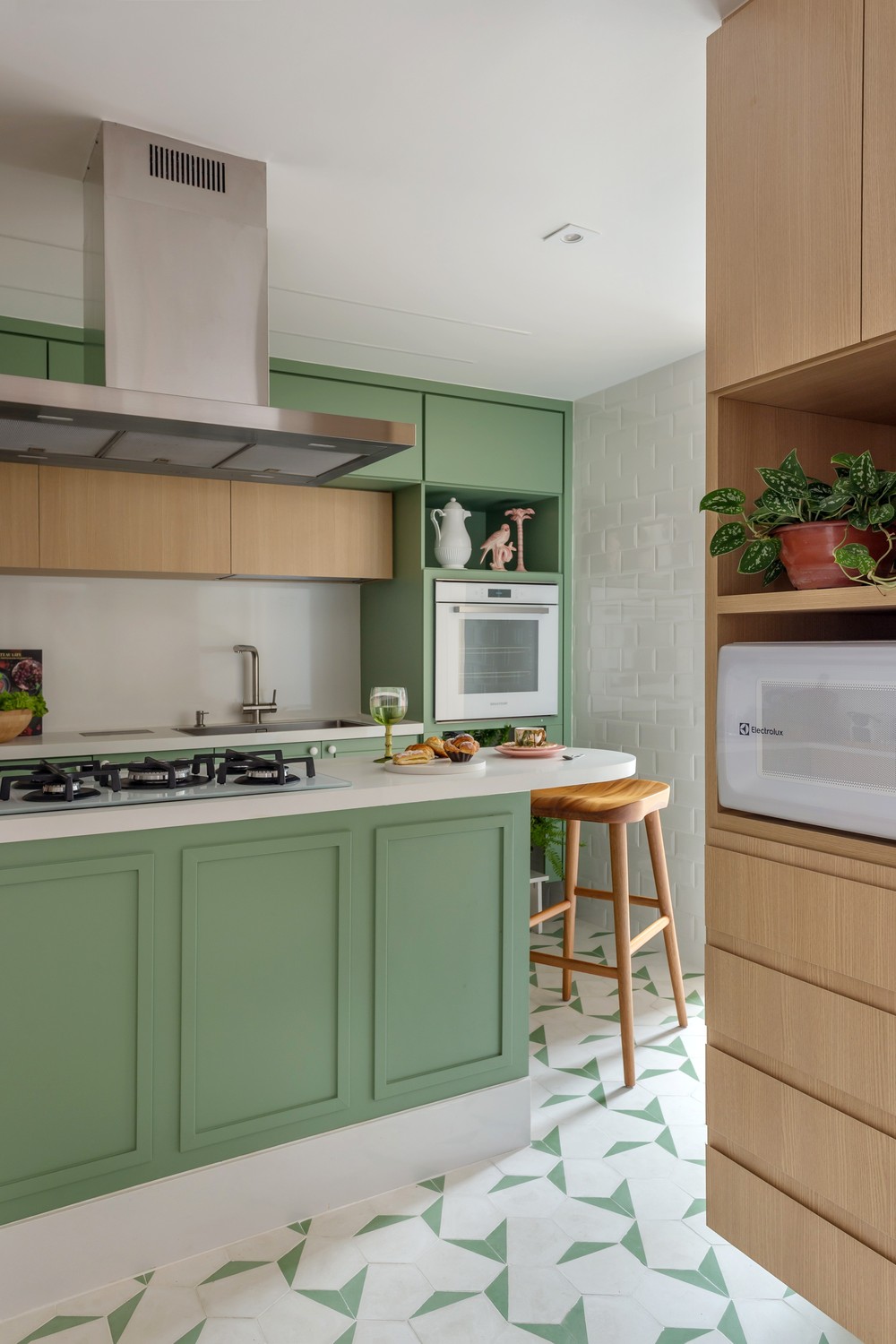 Décor do dia: cozinha com península e armário verde menta
