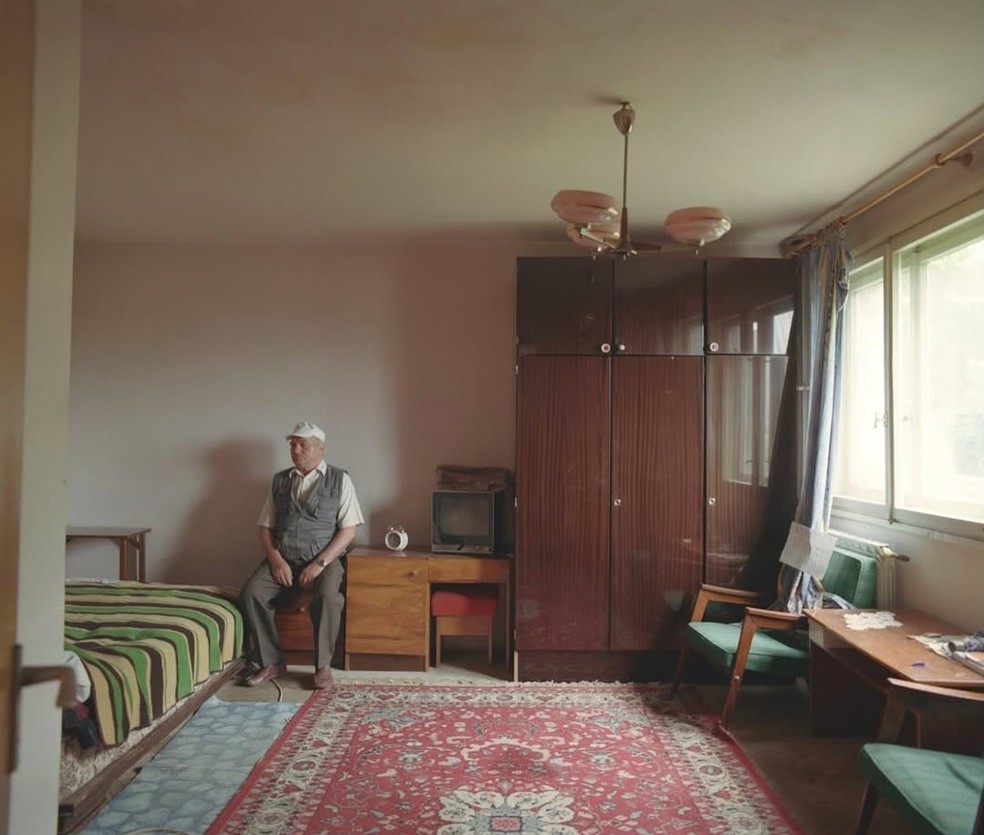 10 apartamentos idênticos com interiores personalizados são tema de série fotográfica — Foto: Bogdan Gîrbovan