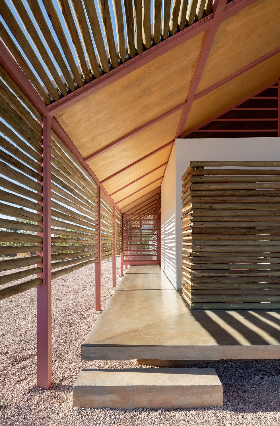 Com arquitetura vernacular, casa tem muita iluminação natural e ventilação cruzada em meio ao cerrado — Foto: Joana França