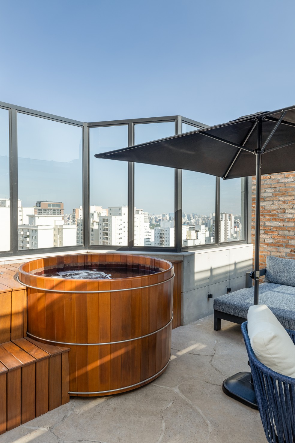 Décor do dia: área gourmet com churrasqueira e ofurô