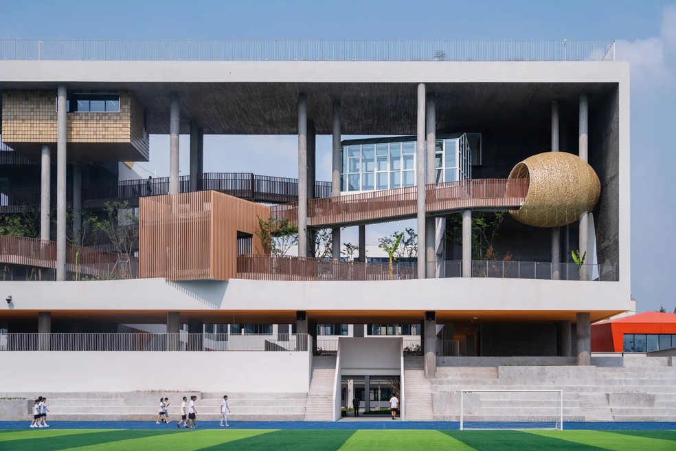 A Huizhen Chinese High School, do Approach Design Studio e do Zhejiang University of Technology Engineering Design Group, está totalmente aberta — Foto: Approach Design Studio - Universidade de Tecnologia de Zhejiang Engineering Design Group Co
