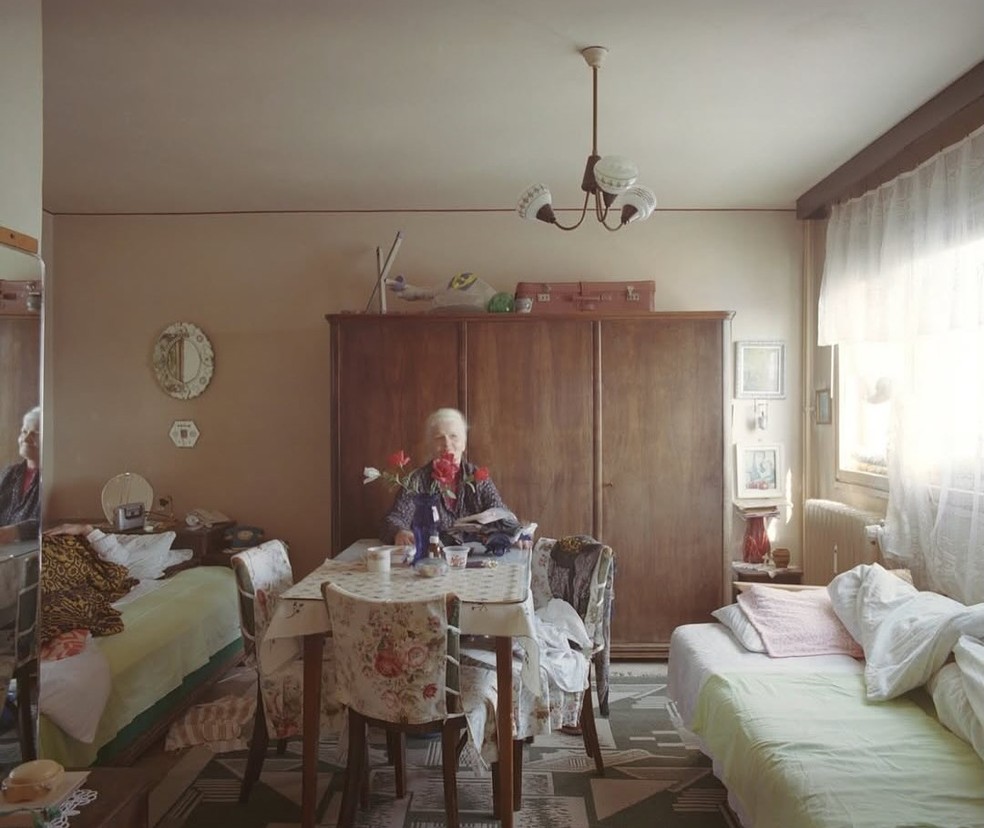 10 apartamentos idênticos com interiores personalizados são tema de série fotográfica — Foto: Bogdan Gîrbovan