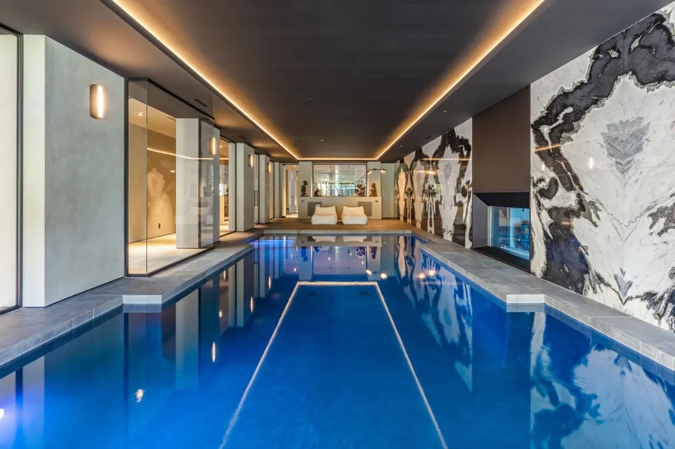 Mansão de The Weeknd tem piscina coberta — Foto: Simon Berlyn/Divulgação