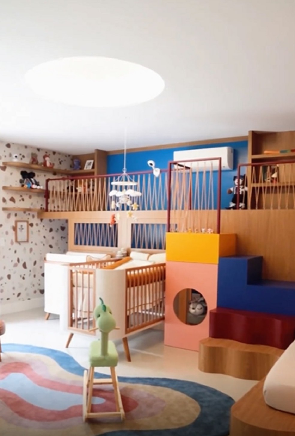 Eduardo Sterblitch mostra detalhes do quarto lúdico e multicolorido do filho — Foto: Reprodução/Instagram