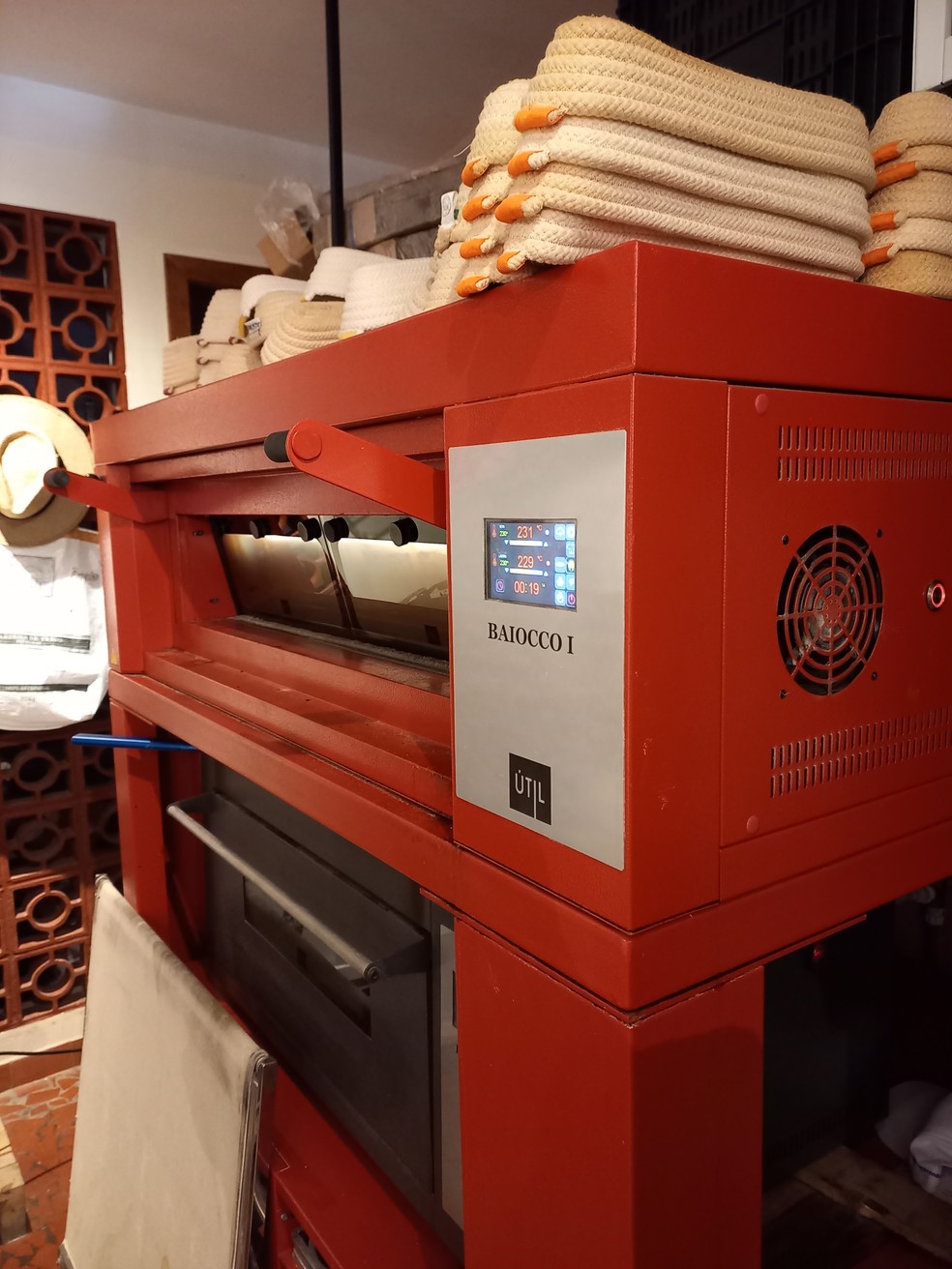 O forno e as formas em que os pães são assados — Foto: Jonathan Pereira/Casa Vogue