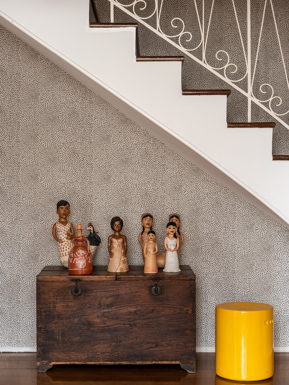 Bonecas do Vale do Jequitinhonha enfeitam o apartamento de Mõnica Martelli — Foto: Wesley Diego Emes/Divulgação