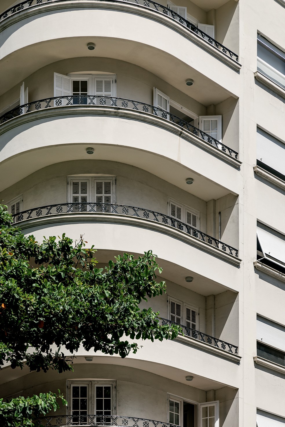 A fachada do edifício revela as formas curvas e os detalhes que seduziram David Bastos a persistir na busca pelo apartamento — Foto: Fran Parente
