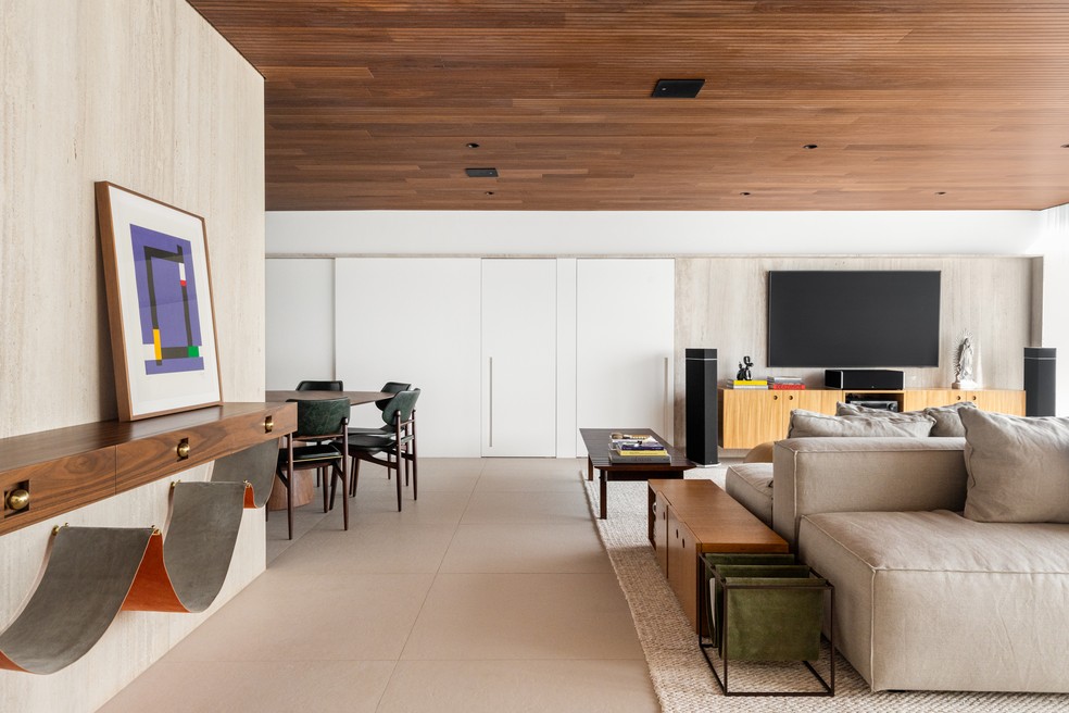 Um dos pedidos dos moradores era que o ambiente social pudesse acomodar suas grandes reuniões com familiares e amigos. Para conseguir a amplitude necessária, as paredes de um dos dormitórios vieram abaixo — Foto: Júlia Tótoli